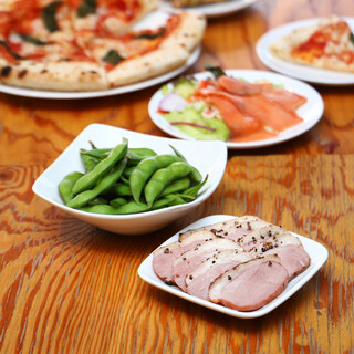 お料理持ち込み・デリバリー自由。好みの料理と合わせて楽しむ