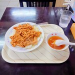 味楽 - 茹でキャベツの上には"肉"オンリー。