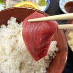 まる信 食堂 - 厚切りの本まぐろ赤身