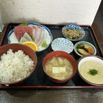 まる信 食堂 - 生本まぐろ赤身・目鯛・すずき定食