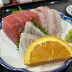 まる信 食堂 - 生本まぐろ赤身・目鯛・すずき