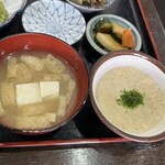 まる信 食堂 - 味噌汁・とろろ