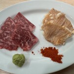 焼肉やっちゃん - 上ロース山葵醤油＆テッチャン特製スパイス