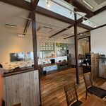 Fishmen - 厨房方向を臨む店内の様子