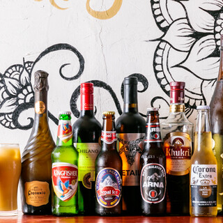 スタンディングバーで立ち飲みも可能。世界各国のビールもご用意