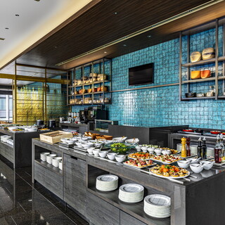 ブッフェスタイルとコースでご提供するフレンチランチ