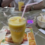 カラチの空 - マンゴーラッシー(食前にすぐ来た)