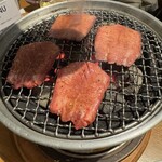 炭火焼肉ホルモン まるは - 
