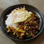 タイレストラン イサーン - カオ・パッ・ガパオ（挽き肉とタイバジル炒めのせご飯目玉焼き付き）