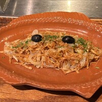 マヌエル タスカ ド ターリョ 丸の内店 - 干しタラとじゃがいもの卵炒め1800円、細切りのシャキシャキ食感のじゃがいもとちょっとスルメみたいなの食感の干しタラの相性がこの上なくよかった。味付けが日本人好み。
