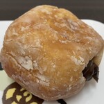 BLANKET DONUTS - 【チョコカスタード】生地を割ると溢れ出すチョコカスタード。甘さも控えめにたっぷりと包み込まれています。カスタードとは違った風味を楽しめます。