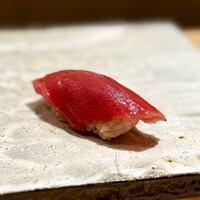 神楽坂すし旭飛 - 夏鮪の爽やかさと、優しい脂乗りのバランスがいい中トロ。