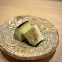 神楽坂すし旭飛 - 水茄子でスッと落ち着いたら、パッと握りが始まります！
                    こういう選択肢、最高です♪