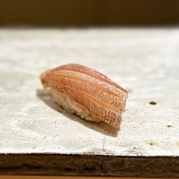 神楽坂すし旭飛 - 初っ端の春子で、一気にテンション上がります！
                    〆具合も、握り具合も、春子の軽やかさが生かされてますね♪