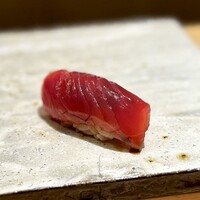 神楽坂すし旭飛 - 鰹らしい、ねっとりした舌触り。
                    こちらは生姜で。