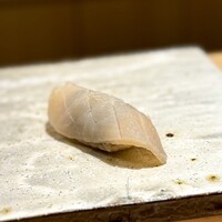 神楽坂すし旭飛 - 平貝は、海苔を忍ばせて。
                    磯辺焼きにするお店も多いですから、王道の組み合わせなんですね。