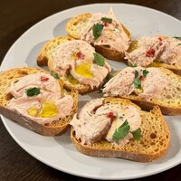 生ハムのムースのクロスティーニ