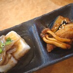 七乃花 - お通し（揚げ豆腐のあんかけ、ナスとコーチンの味噌炒め）