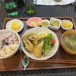 メルシー - 春巻きの下に隠れて見えない白のアオサのソースにビックリ(´⊙ω⊙`) とっても美味しかったです♪