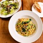 ストーリア - 新鮮サラダと茹でたてパスタ、自家製ガーリックトーストのセットです。