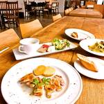 ストーリア - ランチは開放的な気持ちの良い空間でご利用いただけます。