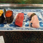 秀寿司 - 右端のやつはエンガワです。まあ、すごい歯ごたえ