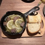 オクユカシ ハナレ - 牛タンと塩レモンのアヒージョ(税込1045円)