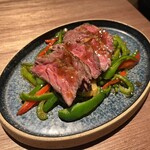 オクユカシ ハナレ - 牛ハラミのチンジャオロース(税込1650円)