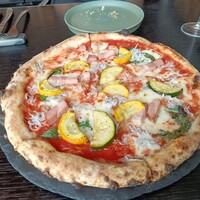 800°DEGREES ARTISAN PIZZERIA - ピザピザ自体も何種類かあり。トッピングを3品選べるので、組み合わせがいろいろ