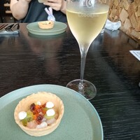 800°DEGREES ARTISAN PIZZERIA - 乾杯のスパークリングワインと一品目
