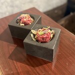 焼肉うしどし - 厳選A5黒毛和牛
      黒トリュフのせユッケ ~低温調理~