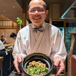 京味 もと井 - ”アワビごはん” を手に笑顔の大将。