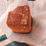 スターバックス・コーヒー - ちょっとだけかじったレモンキューブケーキ。