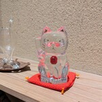京味 もと井 - 店内に飾られたバカラの招き猫。