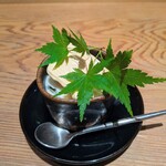 京味 もと井 - デザート：桃のスープ、白玉、ジュンサイ、薄く焼いたメレンゲ。