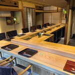 京味 もと井 - 店内の様子、カウンター席。