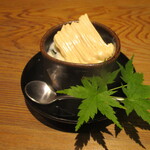 京味 もと井 - デザート：桃のスープ、白玉、ジュンサイ、薄く焼いたメレンゲ。