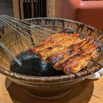 京味 もと井 - 三河一色 鰻蒲焼き：うなぎ屋さんのタレに比べてやや薄いタレをかけながら何度も焼いていきます。