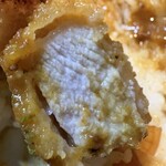 カルダモン． - 分厚いカツ　ころもは極限まで薄く、でも、カレーに負けずカリッカリ