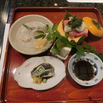 久壷庵 - ＜2014年9月＞お造り。目板カレイのうす造り、山掛け添えの大分のマグロ、アロエの生湯葉巻き、葉に隠れて見えにくいけれどタップリのスダチが添えられています。