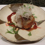 久壷庵 - ＜2014年9月＞焼肴。「若狭アマダイ（グジ）のカリカリオイル焼き」はバルサミコ酢でお味付。松の実や南京種が添えられて、針のように細く切った白葱がトッピングされていました。