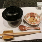 久壷庵 - ＜2014年9月＞「鮑の雑炊」。香の物も自家製。右上にあるのは「朝鮮人参」を浸け込んだお酒。