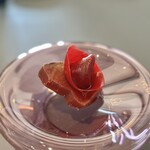 プレゼンテ スギ - ⑩GV鰹（中骨とフランボワーズでGVした勝浦産曳縄漁鰹、ビーツのピクルス、八千代牛乳の水切りヨーグルト、柚子ジャム）