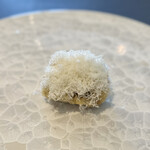 プレゼンテ スギ - ➈ 鱧（ヤマドリタケと鱧の骨スープでGVした鱧のフリット、擂ったマカダミアナッツ) 