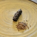 プレゼンテ スギ - ⑤人参の向こう側（焼き芋のように仕立てた人参の炭化人参フリット、ブラックオリーブシナモンシュガー、りんごピュレ）