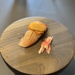 プレゼンテ スギ - ⑱杉寿司 TYPE-S（鰹魚醤でGVした勝浦産釣りキンメ2kg弱サイズ、うに、トリュフ風味の卵黄、新政亜麻猫の酒粕和え茗荷ピクルス）