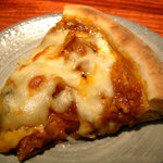 カレーバル・アルディート - カレーピザのアップ