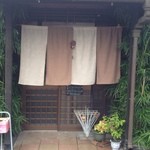 何のお店だが何も書いていない暖簾のみ