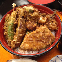 天ぷら すず航 - 掻き揚げ丼
                掻き揚げの他、茄子、南瓜、小玉ねぎ、獅子唐、が入っている