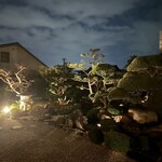 私房菜 きた川 - 枯山水を彷彿とさせる庭園。隅々まで行き届いた美しいお庭はマダムの気遣いある接客そのものを投影しているようでもありました。